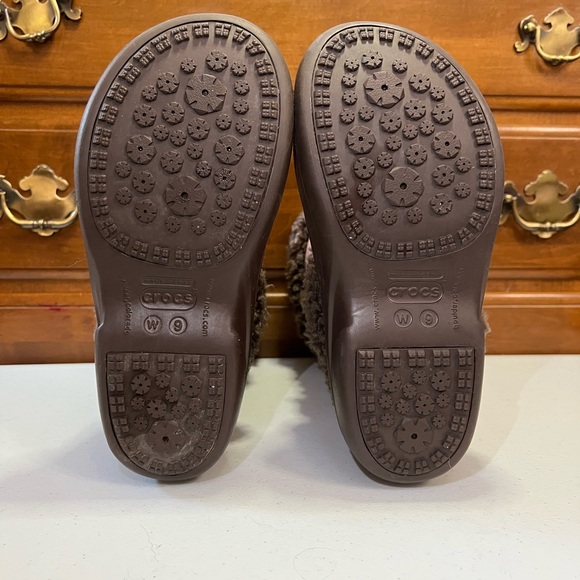 CROCS Chocolate Sherpa Lined Boots - Picture 11 of 12